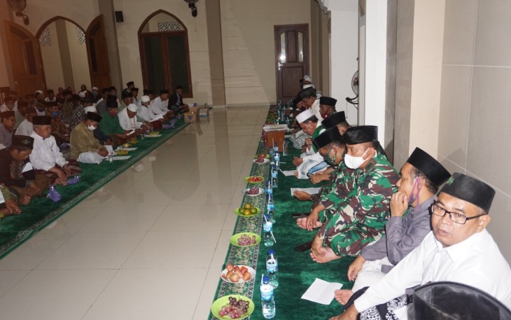 Dandim Batang Letkol Inf. Disono menghadiri istighosah di Masjid Hasyim Asy'ari Senin 28/9/2020
