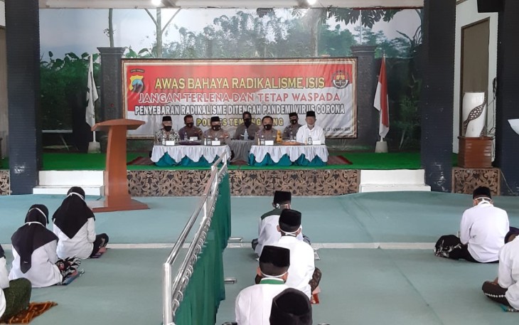  KH. Yacub Mubarok, Kasubid Penmas AKBP R. Fidelis Purna Timoranto, SIK., SH., MSi., Kaur Penum Kompol Miftahul Ulum, Kapolres Temanggung AKBP Muhamad Ali, S.I.K diwakili Kabag Ops Polres Temanggung Kompol Rachmat Effendi memberi pengarahan di Ponpes Nida Al-Quran, Selasa 29/9/2020
