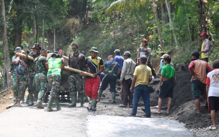 Satgas TMMD dan Masyarakat bekerja sama sukseskan TMMD Reg. 109