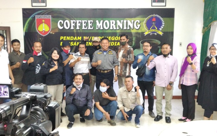 Letkol Kav Susanto, S.I.P., M.A.P. foto bersama awak media masa di Aula Pendam IV Diponegioro, Selasa 29/9/2020