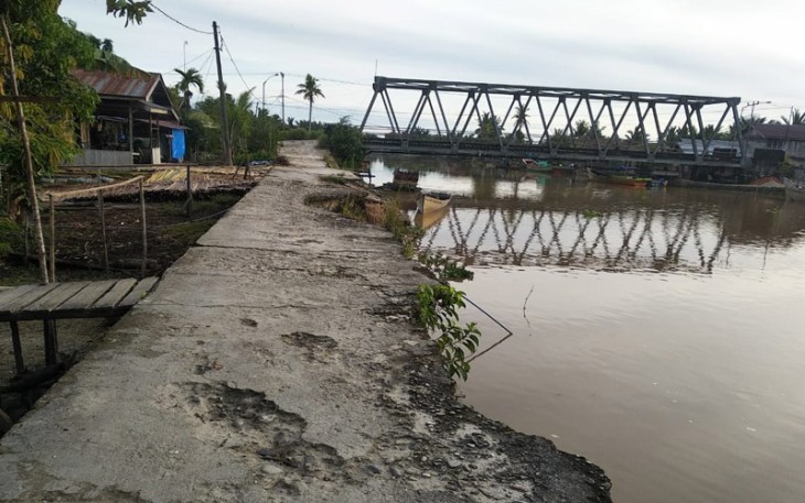 Kerusakan tanggul sungai bengkolan Singkil yang menjadi usulan Anggota Dewan Aceh Singkil.