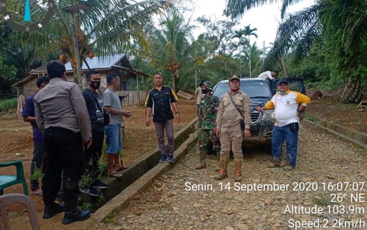 Polres Seluma Turunkan Anggota Dampingi Tim Dari Tapem Bengkulu Cek Dua Titik Koordinat Tapal Batas
