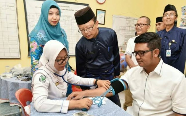 Bupati Bintan Apri Sujadi saat cek kesehatan