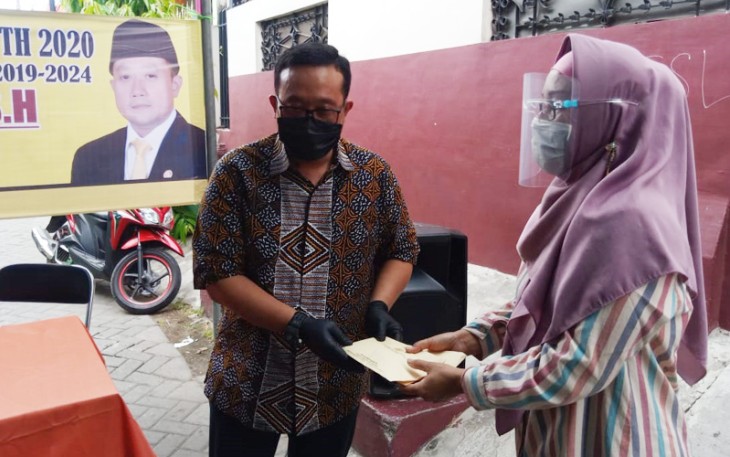 Anggota DPRD Jawa Timur Bleggur Prijanggono beri uang ke perwakilan PKK untuk pembelian 100 seragam senam