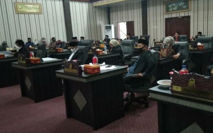 Anggota DPRK Aceh Singkil saat mengikuti rapat paripurna digedung dewan Setempat.