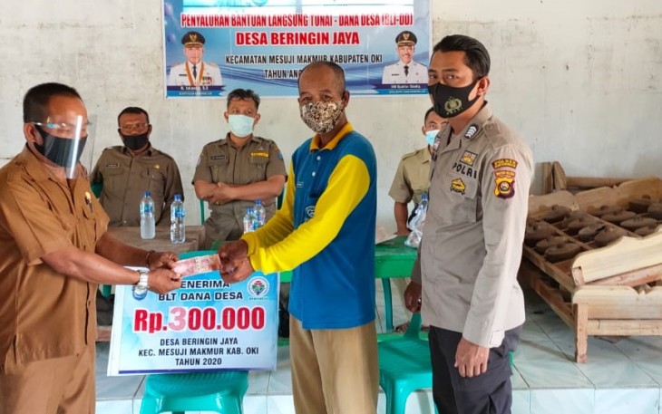 Warga Desa Beringin Jaya Terima BLT 