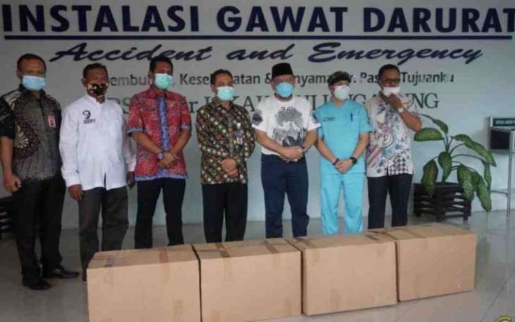 La Nyalla Mattalitti saat menyerahkan bantuan APD di RSUD dr. Iskak Tulungagung