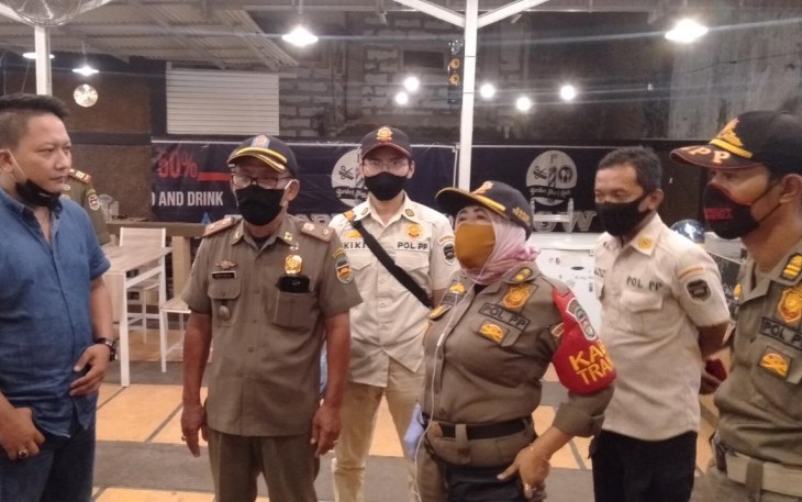 Kabid Trantib Dedeh Sofia Hasanah bersmama jajaran saat melakukan sidak ke salah satu Cafe di pusat kota Purwakarta