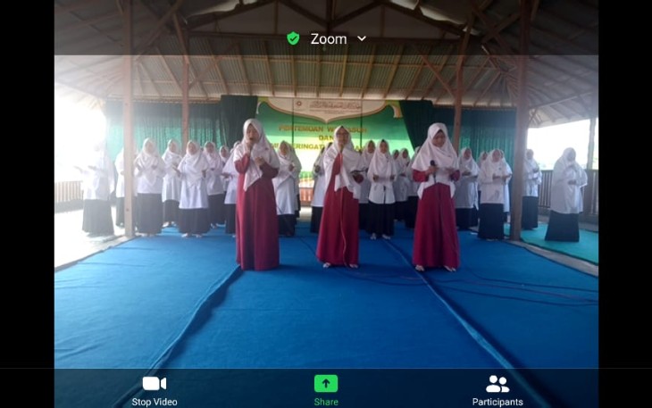 Saat Santri Pesantren Takhassus Banyuwangi dan Wali Asuh Bertemu Secara Virtua