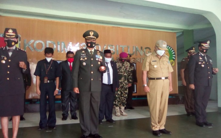 Dandim 1310/Bitung bersama Pjs Walikota Bitung dan Forkompinda saat ikuti peringatan HUT Ke-75 TNI secara virtual