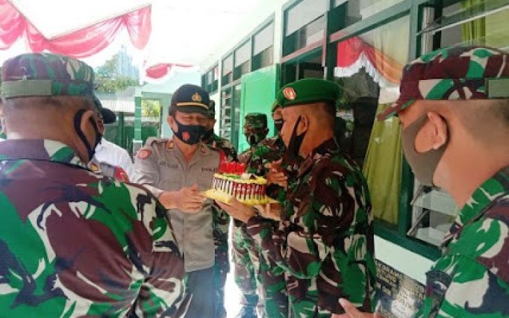 Kapolsek lembet saat berikan kue ulang tahun kepada danramil 1310-02/Lembeh