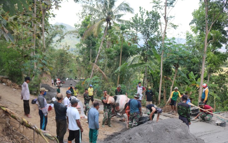Satgas TMMD dan Masyarakat bekerja sama mengerjakan target fisik TMMD Kodim 0708/Purworejo