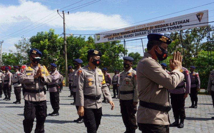 Wakapolda Bengkulu Brigjen Pol Drs Hari Prasodjo MH Melepas 100 Personil Brimob BKO