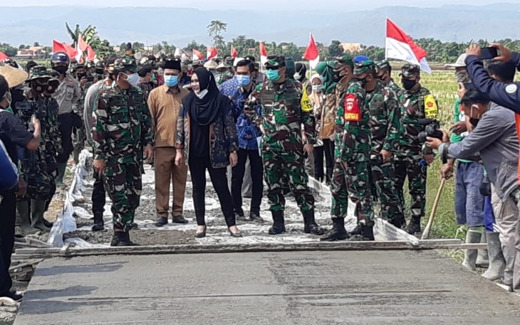 Wasev dipimpin oleh Mayjend TNI Hendrasto Joko Saksono didampingi Danrem 073/Makutarama Kol Inf Ari Yulianto dan Dandim 0715/Kendal Letkol Inf Iman Widhiarto S.T serta sejumlah unsur Forkopimda di lingkup Pemkab Kendal saat mengunjungi lokasi TMMD di Kabupaten Kendal. Kamis, 8/10/2020
