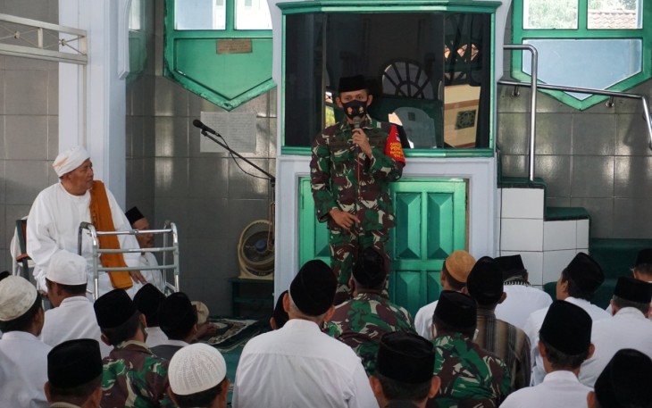 Dandim Letkol Inf Dwison Evianto memperkenalkan diri kepada jama'ah Masjid Jami Warung Asem. Jum'at 9/10/2020