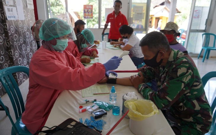 Pasiter Kapten Inf Winarno cek kesehatan di Balai Desa Jolosekti, Kecamatan Tulis, Kabupaten Batang. Minggu (11/10/20) 