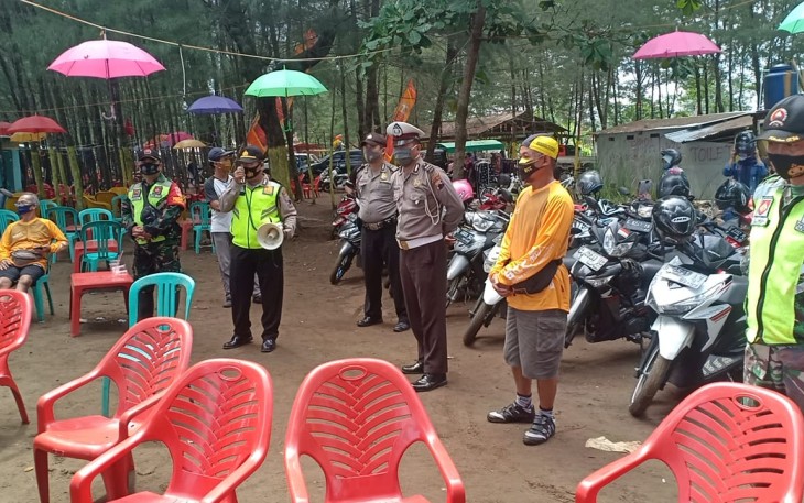 Polres Batang lakukan Operasi Yustisi di Pantai Cemoro Sewu, Minggu 11/10/2020