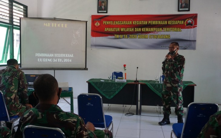 Kapten Inf sumargiono Danramil Reban mberikan  sambutannya pada kegiatan Pembinaan Kesiapan Aparat Kewilayahan (Binsiap Apwil) dan Kemampuan Teritorial (Puanter) bertempat di Aula Koramil 10/Kota, Senin 12/10/2020