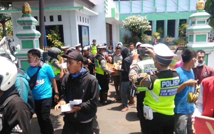Aksi simpatik Polres Batang dalam mengamankan aksi demo. Senin 12/10/2020