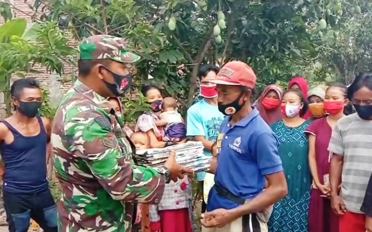 anggota Satgas TMMD Reguler ke-109 Kodim 0713/Brebes yaitu dengan membawakan surat kabar dari berbagai media untuk dibaca warga di lokasi sasaran TMMD. Senin, 12/10/2020