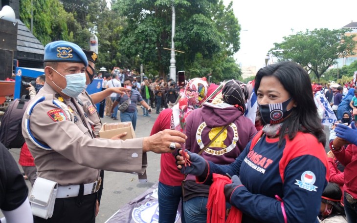 Kapolda Jawa Tengah Irjen. Pol. Drs. Ahmad Luthfi  memantau langsung unjuk rasa tolak UU Cipta Kerja yang  terjadi di Kota Magelang. 