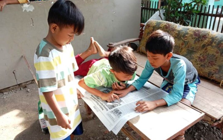 Anak anak warga Kalinusu Brebes sedang membaca koran dari Satgas TMMD.Kamis, (15/10/2020)  