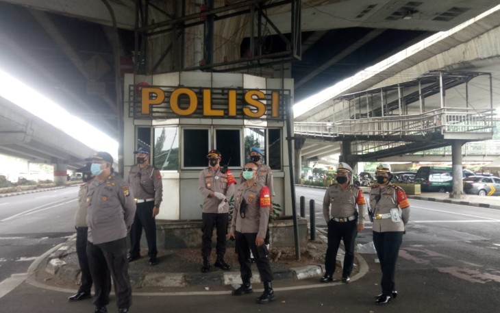 Satlantas Polres Metro Jakarta Timur beserta Polsek Pulogadung, Polsek Matraman, TNI, Dishub dan Satpol PP mengawalaksi turun kejalan mahasiswa Universitas Ibnu Chaldun dan OKP HMI dan PMII yang bertempat di jalan Raya Pemuda Rawamangun Jakarta Timur, Kamis (15/10/2020).  