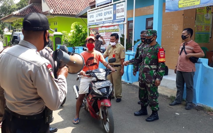 Koramil 11/Warungasem bersama Polsek Warungasem melaksanakan patroli di pusat keramaian serta jalan raya Desa Kaliwareng, Kecamatan Warungasem, Kabupaten Batang. Sabtu (17/10/20)