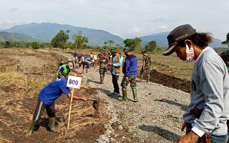 Pembangunan infrastruktur jalan yang memadai di Desa Kalinusu, Minggu (18/10/2020) 