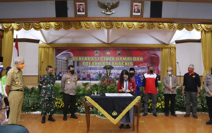 Tika dari RRI Semarang di saksikan oleh Kapolda Jateng Irjen. Pol. Drs. Ahmad Luthfi Pangdam IV Diponegoro Mayjen TNI Bakti Agus Fadjari, Irwasda Polda Jateng Kombes Pol Mashudi, Para PJU Polda Jateng dan Gubernur Jateng Ganjar Pranowo dan Rektor Undip, Prof Yos Yohan Utama dalam penandatanganan  Deklarasi Cinta Damai di Gedung Borobudur Mapolda Jateng. Senin, 19/10/2020