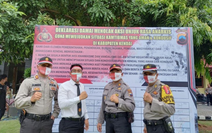 Deklarasi damai menolak dan mengecam aksi unjuk rasa itu yang digelar di halaman Polres Kendal ini diikuti berbagai ormas, Senin (19/10/2020).