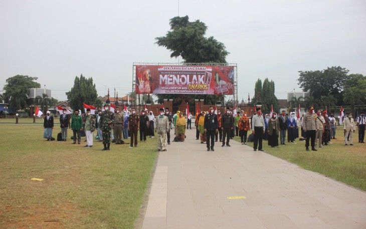 Peserta Deklarasi foto bersama di Alun-alun Batang. Senin 19/10/2020