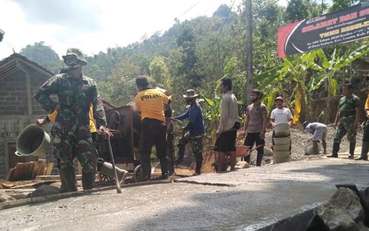 Anggota Satgas bersama warga terus berupaya maksimal di tahap finishing jalan. Senin (19/10/2020).