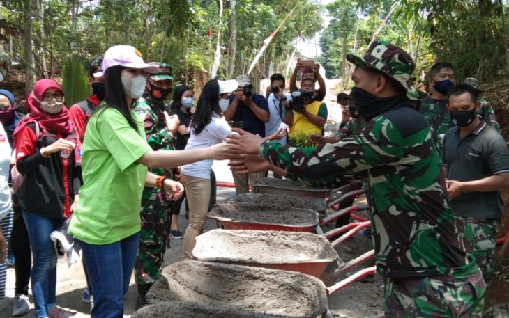 Ijo Organik membagikan puluhan susu kepada warga dan TNI yang sedang bekerja. di Desa Jatiwarno, Kecamatan Jatipuro, Kabupaten Karanganyar. seniin, 19/10/2020