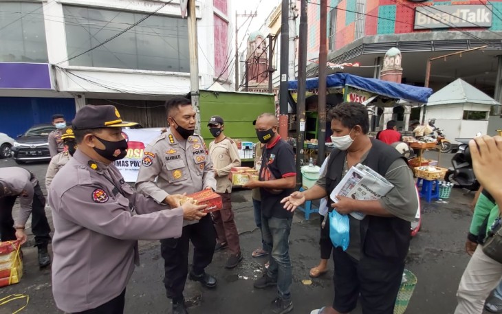 Bidhumas Polda Jateng membagikan 200 paket nasi siap saji kepada Masayarakat  Semarang, Jawa Tengah, Jum'at (23/10/2020).