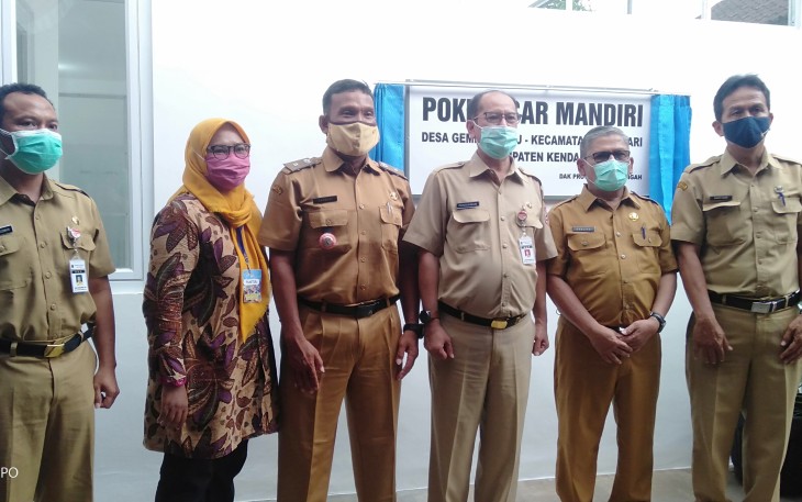 KaDKP  Provinsi Jawa Tengah,  KaDKP  Kabupaten Kendal, Kepala Dispermades, Kepala Baperlitbang Kabupaten Kendal, Kepala Perindustrian Koperasi dan UKM, Kepala Dinas Pemberdayaan Perempuan Keluarga Berencana dan Perlindungan Anak foto bersama saat peresmian Poklahsar di Gempolsewu,. Senin, 26/10/2020
