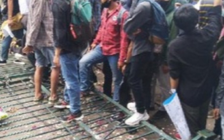 Masa pendemo merobohkan pagar Gedung DPRD Jateng,. Rabu 7/10/2020