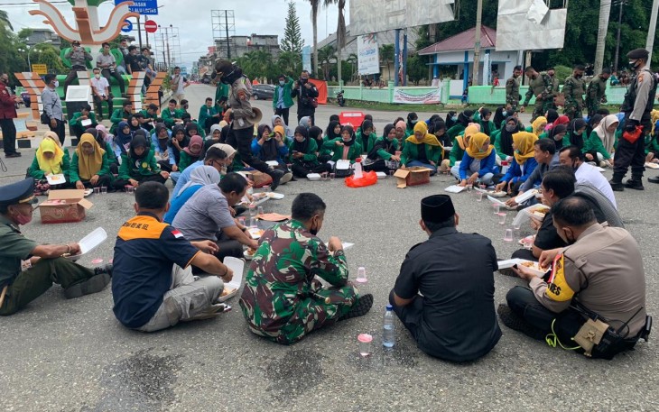 Pendemo Makan Bersama Dengan Polres Bengkulu Selatan 