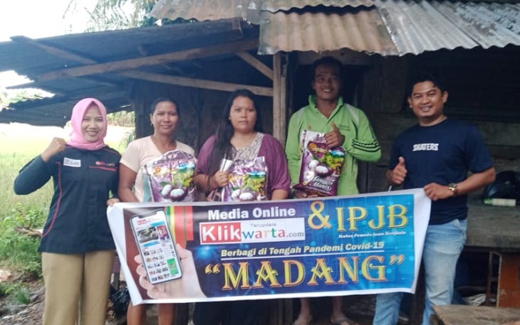 Penyaluran bantuan beras