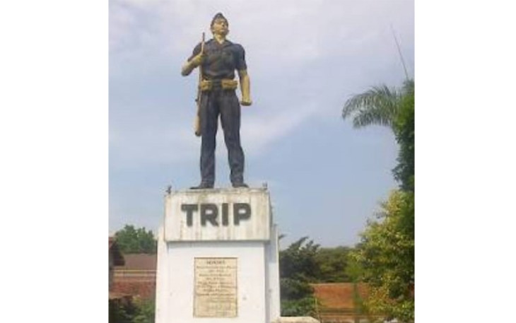 Tentara Bersama Warga Bersihkan Monumen Perjuangan MASTRIP Jelang HUT TNI ke 75 