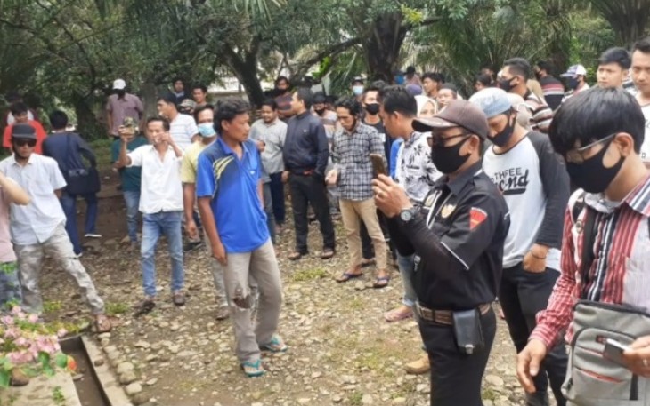 Warga saat mendatangi kantor lurah setempat