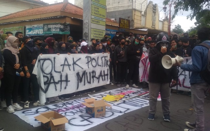 Aksi unjuk rasa ratusan mahasiswa di depan boulevard Univet Bantara Sukoharjo Jawa Tengah.