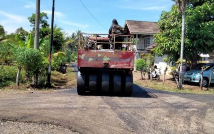 Perbaikan Jalan di Kelurahan Bumi Ayu RT 23 Kecamatan Selebar oleh Dinas Pekerjaan Umum dan Penataan Ruang (PUPR) Minggu (15/11/2020)