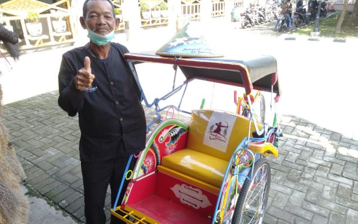 Endang Salah Satu Tukang Becak di Purwakarta Yang Mendapat Bantuan Becak Wisata dari Pemerintah Kabupaten Purwakarta (Foto Aik NH)