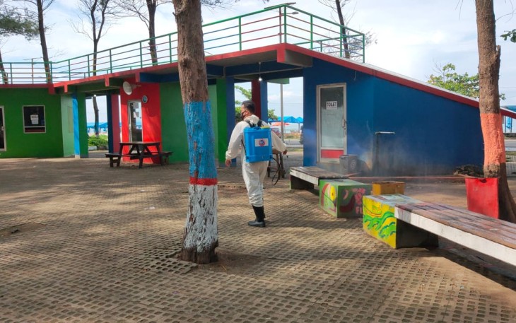 Sat Brimob Polda Bengkulu Kembali Semprot Disinfektan di Taman Wisata Pantai Berkas