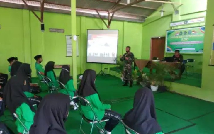 Danramil 0807/11 Bandung Beri Pelatihan Wawasan Bela Negara dan Pelatihan Disiplin Siswa MTSN 4 Tulungagung