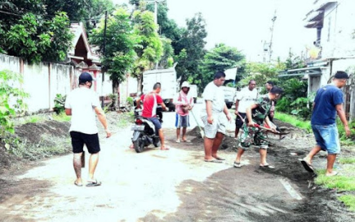 Bersama Warga Babinsa Bersihkan Tumpukan Pasir Yang Berada di Bahu Jalan