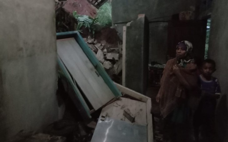 Rumah Warga Desa Sukadana Hancur Tertimbun Tanah