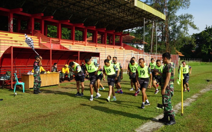 Kodim 0736/Batang melaksanakan tes kesegaran jasmani (garjas) periodik II tahun 2020 di Lapangan Stadion Sarengat Kabupaten Batang , Rabu (4/11/20).