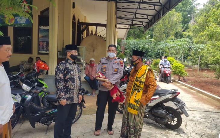 Kapolsek Pageruyung IPTU Adi Winarno, SH berkunjung ke pondok pesantren Darul Hamid di Desa Pucak Wangi Kecamatan Pageruyung Kabupaten Kendal pada hari Jum'at 6/11/2020.